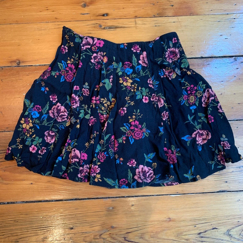 f21 flowy black and floral miniskirt